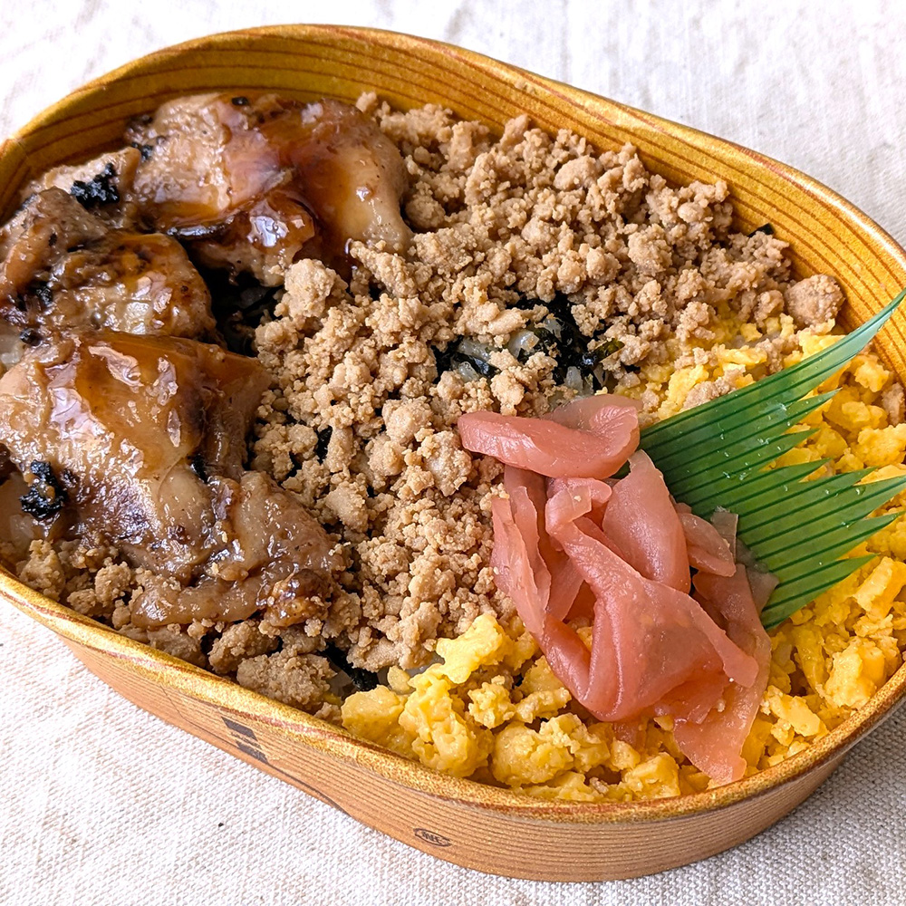 焦がし醤油仕立ての鶏そぼろごはん