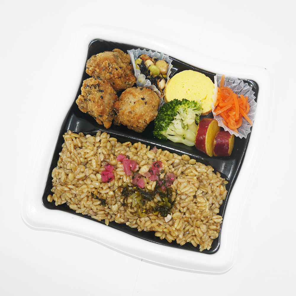 ほうじ茶飯と黒胡麻山椒チキン弁当