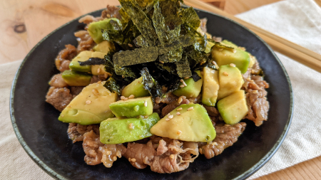 牛肉とアボカドのにんにくわさび醬油和え